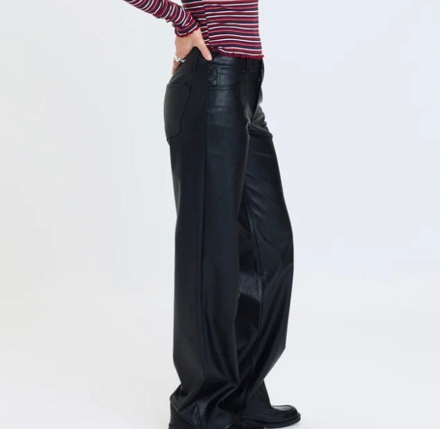 Daze Keeper Low Rise Straight Jean in Black