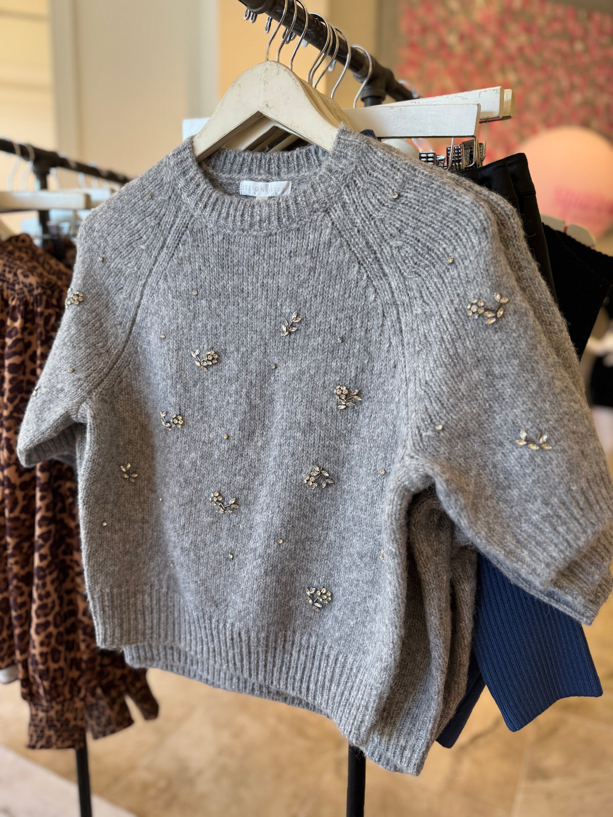 Design History Emb Short Sleeve Sweater in Silver Mist